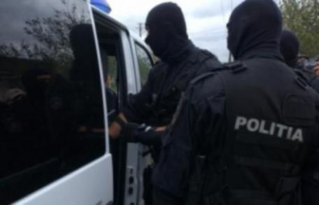 Percheziţii la locuinţa unui tânăr bănuit de comiterea unei infracţiuni de furt
