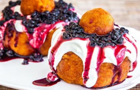 Papanaşi cu smântână şi dulceaţă. Reţetă tradiţională dezvăluită de o gospodină din Bucuvina