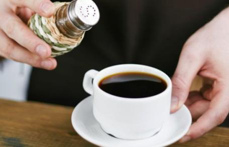 De ce trebuie să adaugi sare în cafea în loc de zahăr