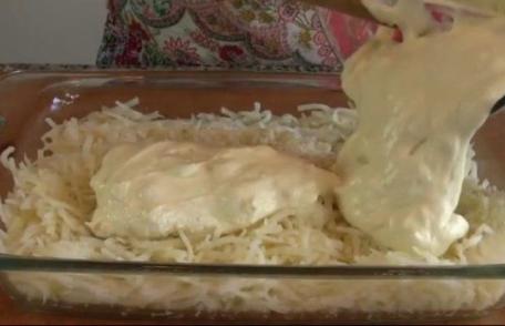 Cartofi dați pe răzătoare cu smântână