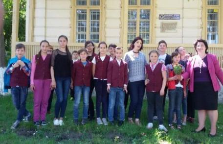 „Flori pentru Enescu” - Activitate de estetizare a rondurilor din curtea Muzeului Memorial „George Enescu” Dorohoi - FOTO