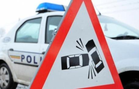 Două mașini avariate într-un accident produs la Leorda. Un VW a rămas suspendat pe un cap de pod