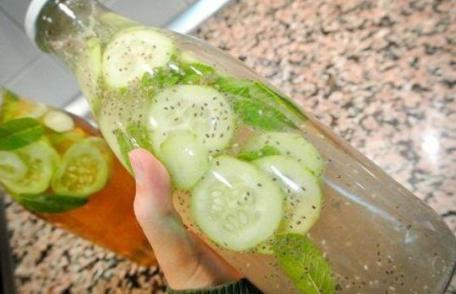 Limonada cu mentă, ghimbir şi castravete te scapă de balonare!