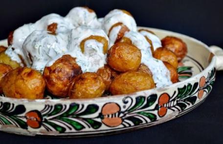 Cartofi noi la cuptor cu mărar şi unt