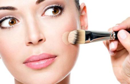 Cum se aplică corect fondul de ten?