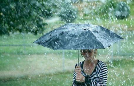 Meteorologii au emis o avertizare COD GALBEN de averse, descărcări electrice, și vânt cu aspect de vijelie