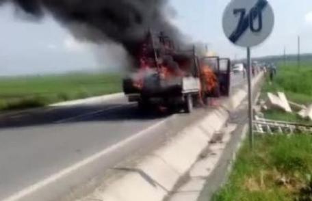 O camionetă a luat foc de la soare. Geamurile pe care le transporta s-au transformat într-o gigantică lupă