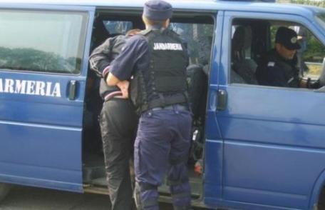 Doi tineri prinși de jandarmi după ce au furat portofelul unui botoșănean