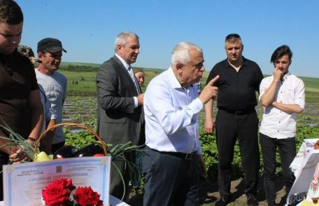 Ministrul Agriculturii şi-a început ziua în Piaţa Centrală din Botoşani, a vizitat o fabrică de caşcaval, câteva sere şi o staţie de irigat - FOTO