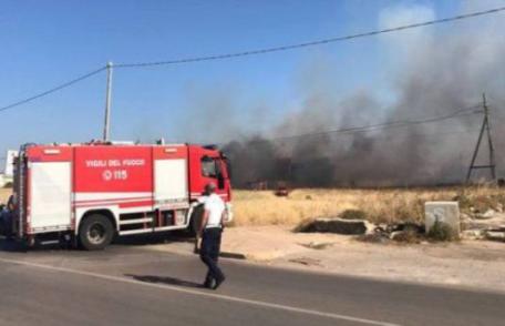 Zeci de români, evacuaţi dintr-o clădire din Italia, din cauza unui incendiu de vegetaţie