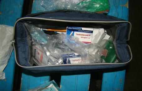 Substanţe anabolizante ascunse în cotiera unui autoturism, depistate de poliţişti de frontieră