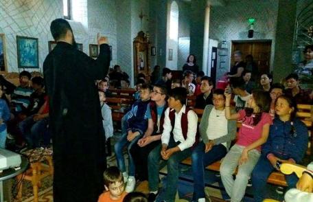Proiect de activitate „Seară de film Ortodox” la Complexul de Apartamente „AMICII” Dorohoi - FOTO