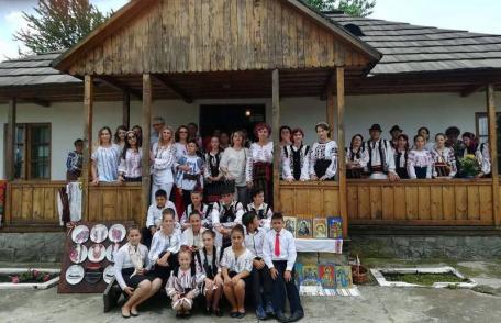 Femeile liberale au îmbrăcat ia românească, au cules sânziene de pe câmpurile înflorite și au pornit pe urmele lui Enescu - FOTO