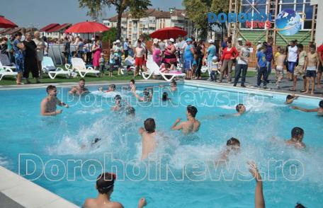 S-a dat startul la distracție! Piscina semi-olimpică din Dorohoi a fost deschisă. Vezi programul!