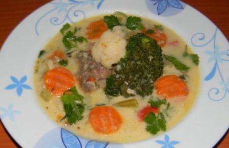 Ciorbă cu aripioare de pui și brocoli