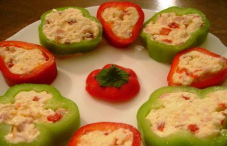 Ardei umpluți cu cremă de brânză și nuci