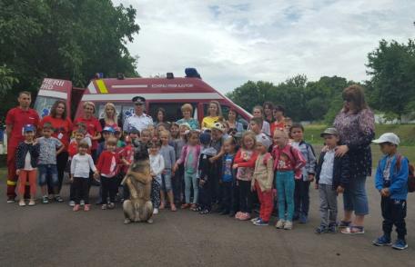Învăţaţi de mici să nu se joace cu focul - FOTO