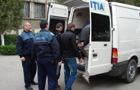 Trei minori bănuiţi de comiterea a două tâlhării la Dorohoi, indetificaţi de poliţişti