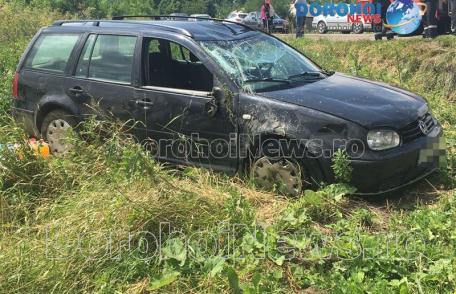 Accident la ieșirea din Dorohoi! Mașină răsturnată după o depășire imprudentă - FOTO