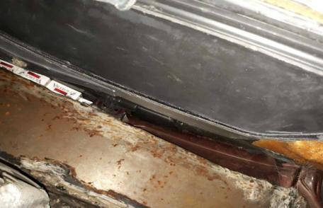 Ţigarete de contrabandă ascunse în aripile unui autoturism 