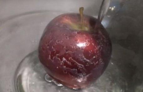 ATENȚIE! Ceara de pe fructe se depune pe pereții stomacului și poate provoca mai multe tipuri de cancer