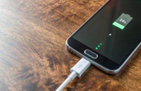 Cum îţi rişti sănătatea dacă vorbeşti la telefon în timp ce se încarcă