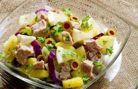 Salată de ton, ouă și ceapă
