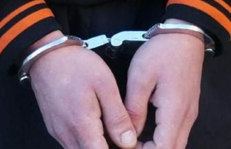 Patru tineri reţinuţi pentru furturi