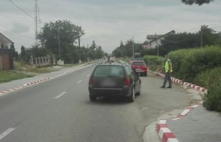 Autoturism cu documente expirate depistat în trafic