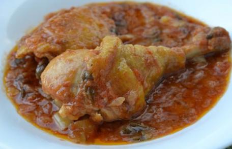 Pui țărănesc cu roșii și smântână