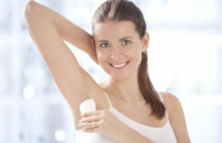 Motivul pentru care folosești antiperspirantul în mod greșit