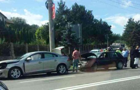 Două persoane au ajuns la spital după un carambol cu trei mașini produs de un șofer din Darabani