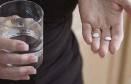 Ce se întâmplă, de fapt, dacă iei medicamentele cu suc în loc de apă