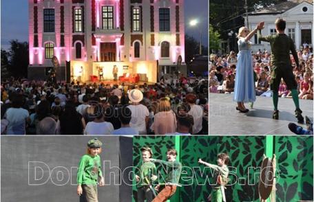 Zeci de dorohoieni au savurat spectacolele de succes „Peter Pan” și „Atenție, aterizăm!” - FOTO