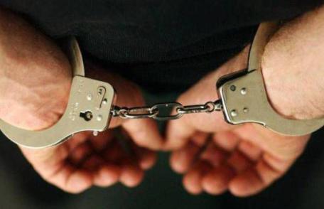 Tânăr reținut de polițiști după ce a tâlhărit o femeie