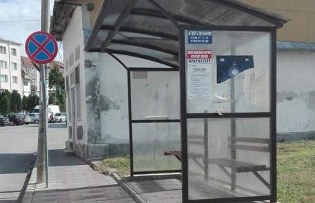 Primim la redacţie – Stație pentru microbuze amplasată lângă semnul interzis - FOTO