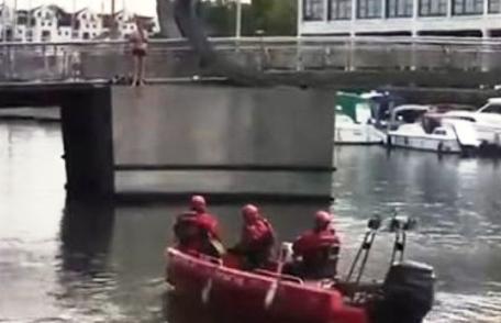 Revoltător: Un român care a amenințat că se aruncă de pe un pod, încurajat de englezi să se sinucidă: „Sari, sari, sari!”