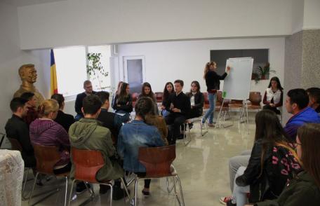 Dezbatere despre Modificarea Constituției la Seminarul Teologic Dorohoi - FOTO