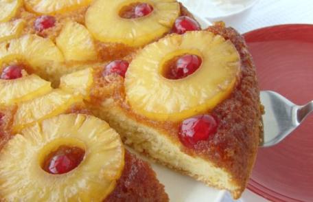 Prăjitură răsturnată cu ananas