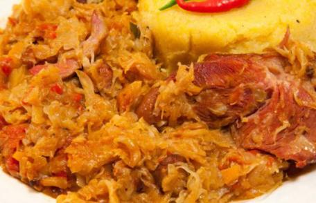 Varză nouă cu ceafă de porc