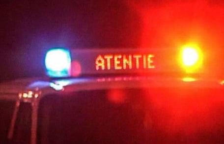 S-a grăbit şi a intrat cu mașina într-un stâlp de iluminat