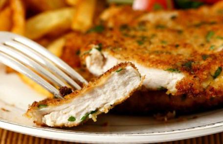 Pui în crustă de parmezan