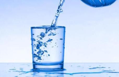 Cum să alegi apa plată cea mai potrivită pentru tine