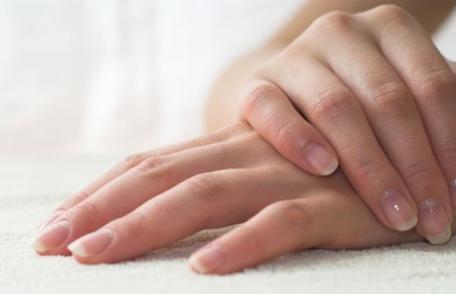 Semnele de pe unghii care îți transmit că ești bolnav! Fii foarte atent la ele