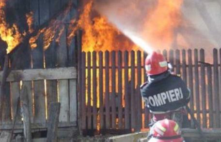 Locuință aprinsă de jarul căzut din sobă