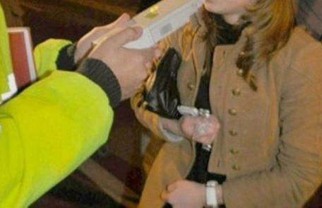 Tânără de 25 de ani prinsă de polițiști beată la volan. Vezi ce alcoolemie avea!