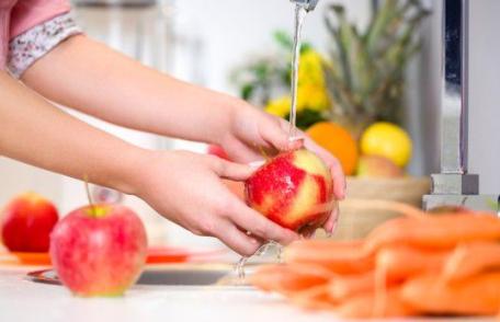 Dacă mănânci mere des, află că nu e suficient doar să le speli cu apă