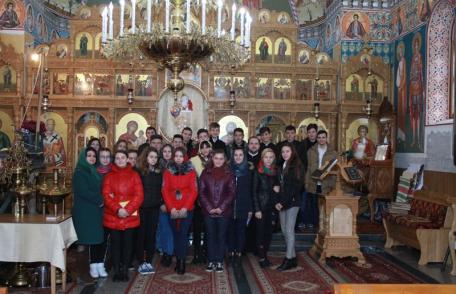 Seminariștii dorohoieni au aflat cum se pictează o biserică - FOTO