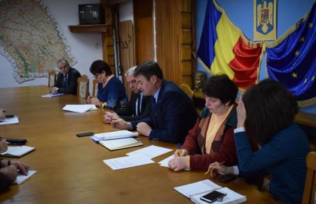 Pe lângă lapte, corn și măr, preșcolarii și școlarii vor primi și biscuiți