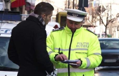 Zeci de pietoni amendaţi de poliţişti după ce au traversat strada prin loc nepermis